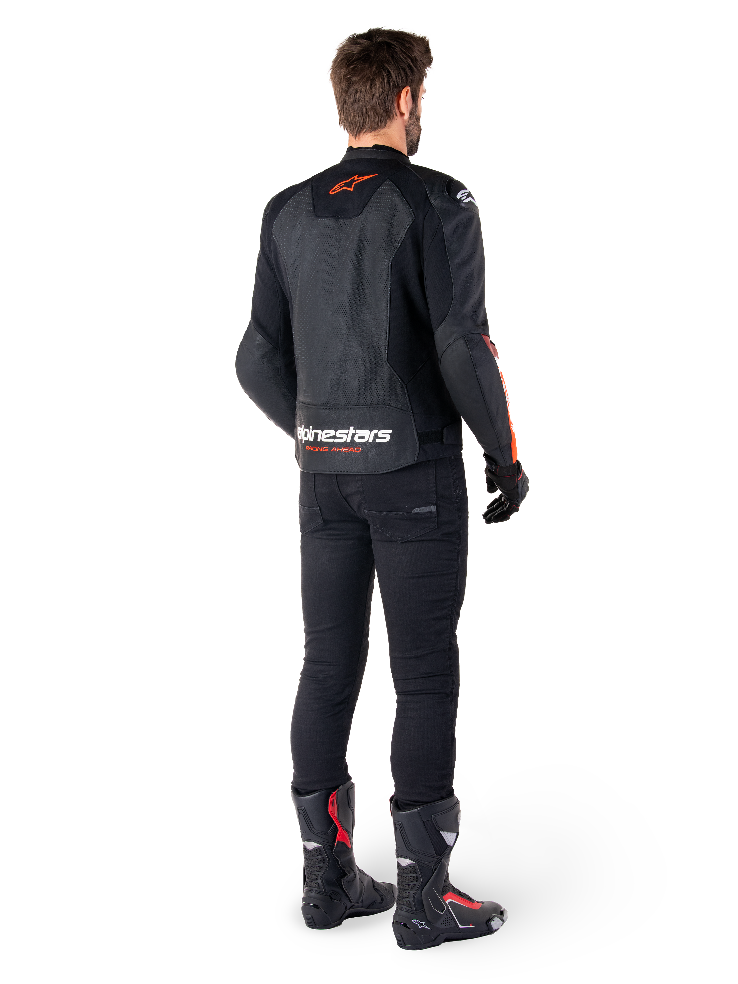 Alpinestars Faster V3 Airflow leren jas, zwart en rood fluo, van achteren gezien op een rijder, met geperforeerde leren panelen en opvallende branding, gedragen met zwarte broek en motorlaarzen, sportieve motoruitrusting.