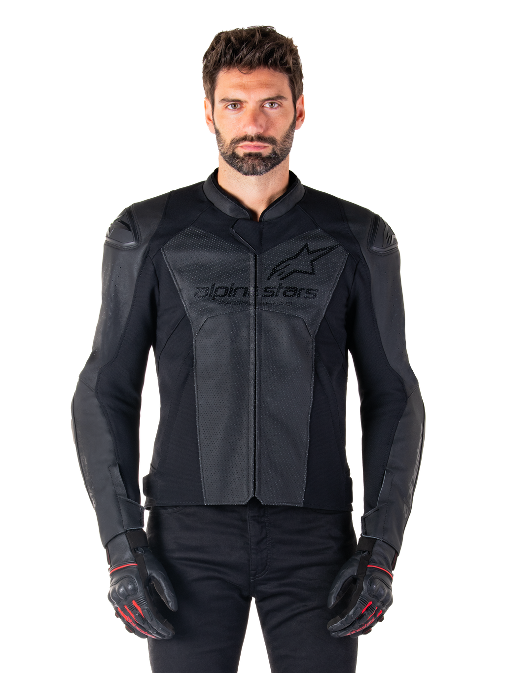 Man draagt Alpinestars Faster V3 Airflow leren motorjas, zwarte motorracejas met geperforeerde leren panelen, voorzien van Alpinestars-logo op de borst, gecombineerd met zwarte motorhandschoenen, studio-opname van voren.