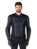 Man draagt Alpinestars Faster V3 Airflow leren motorjas, zwarte motorracejas met geperforeerde leren panelen, voorzien van Alpinestars-logo op de borst, gecombineerd met zwarte motorhandschoenen, studio-opname van voren.