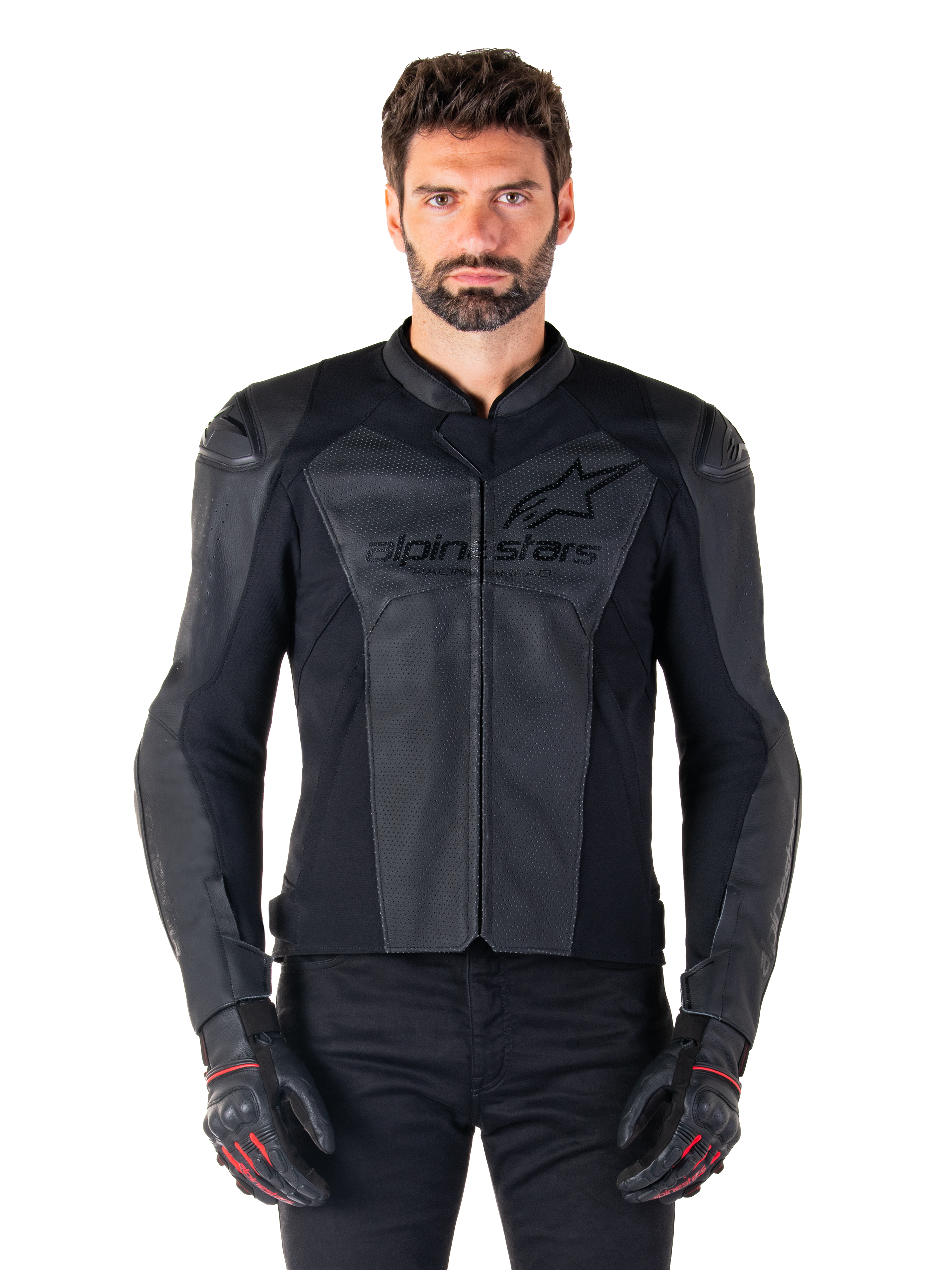 Man draagt Alpinestars Faster V3 Airflow leren motorjas, zwarte motorracejas met geperforeerde leren panelen, voorzien van Alpinestars-logo op de borst, gecombineerd met zwarte motorhandschoenen, studio-opname van voren.