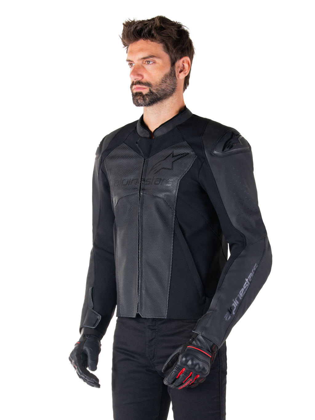 Model draagt de Alpinestars Faster V3 Airflow Leren Jas in Black Black, sportief motorjack met geperforeerd leer en stretchpanelen, gecombineerd met een zwarte broek en zwarte handschoenen met rode accenten, strakke op de racerij geïnspireerde stijl.