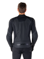 Alpinestars Faster V3 Airflow leren jas, achteraanzicht op model, zwart, voorzien van een geperforeerd leren rugpaneel voor ventilatie, subtiele branding en een ergonomisch sportief ontwerp