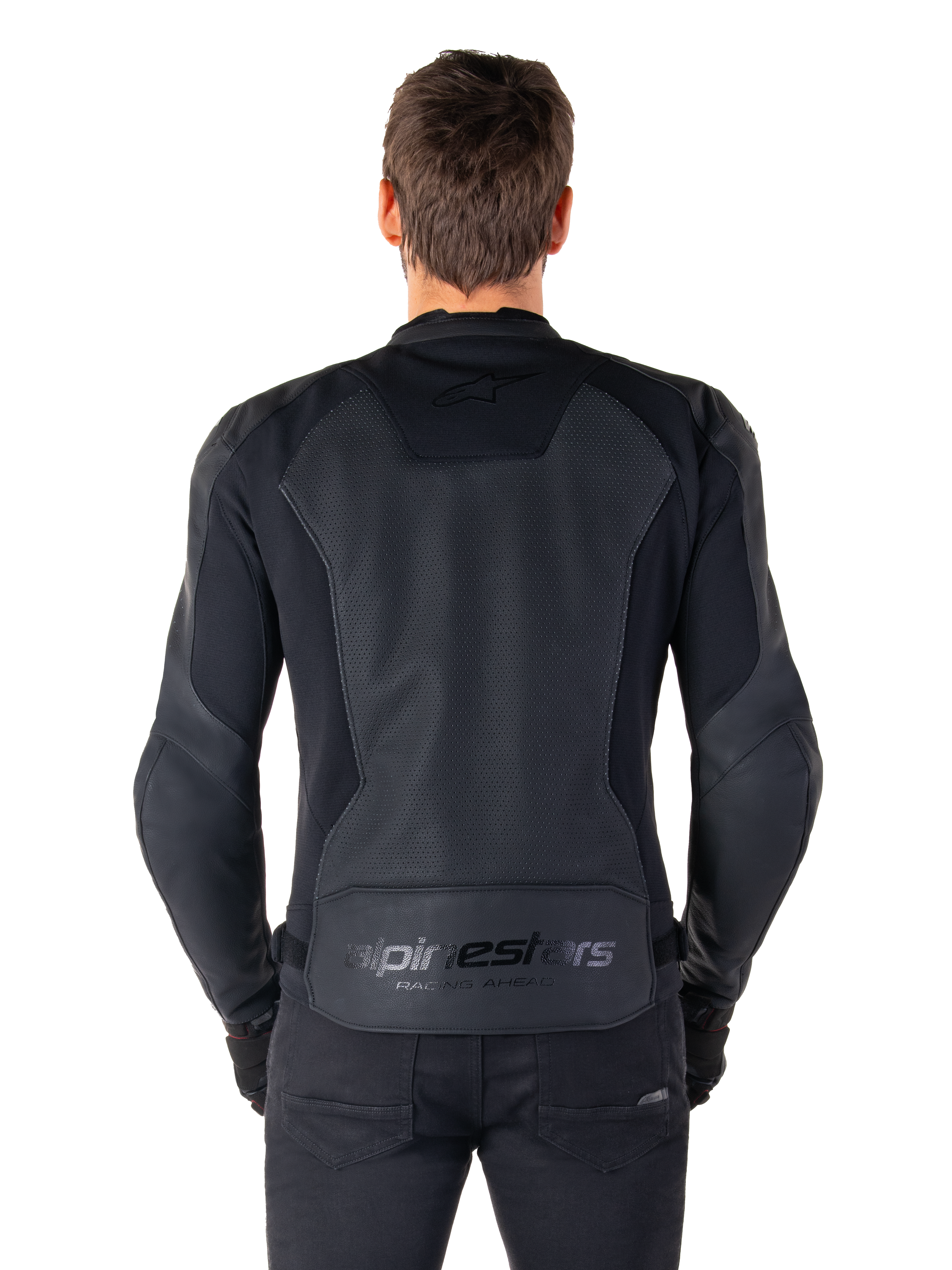 Alpinestars Faster V3 Airflow leren jas, achteraanzicht op model, zwart, voorzien van een geperforeerd leren rugpaneel voor ventilatie, subtiele branding en een ergonomisch sportief ontwerp