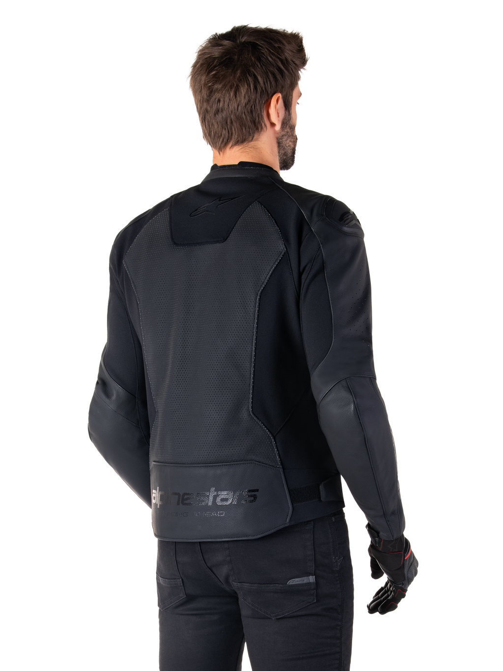 Alpinestars Faster V3 Airflow Leren Jas, zwart, achteraanzicht van een man die een sportief leren motorjack draagt, voorzien van geperforeerde rugpanelen, stretch-inzetstukken en Alpinestars-branding op de onderste zoom, gecombineerd met een zwarte broek en handschoenen