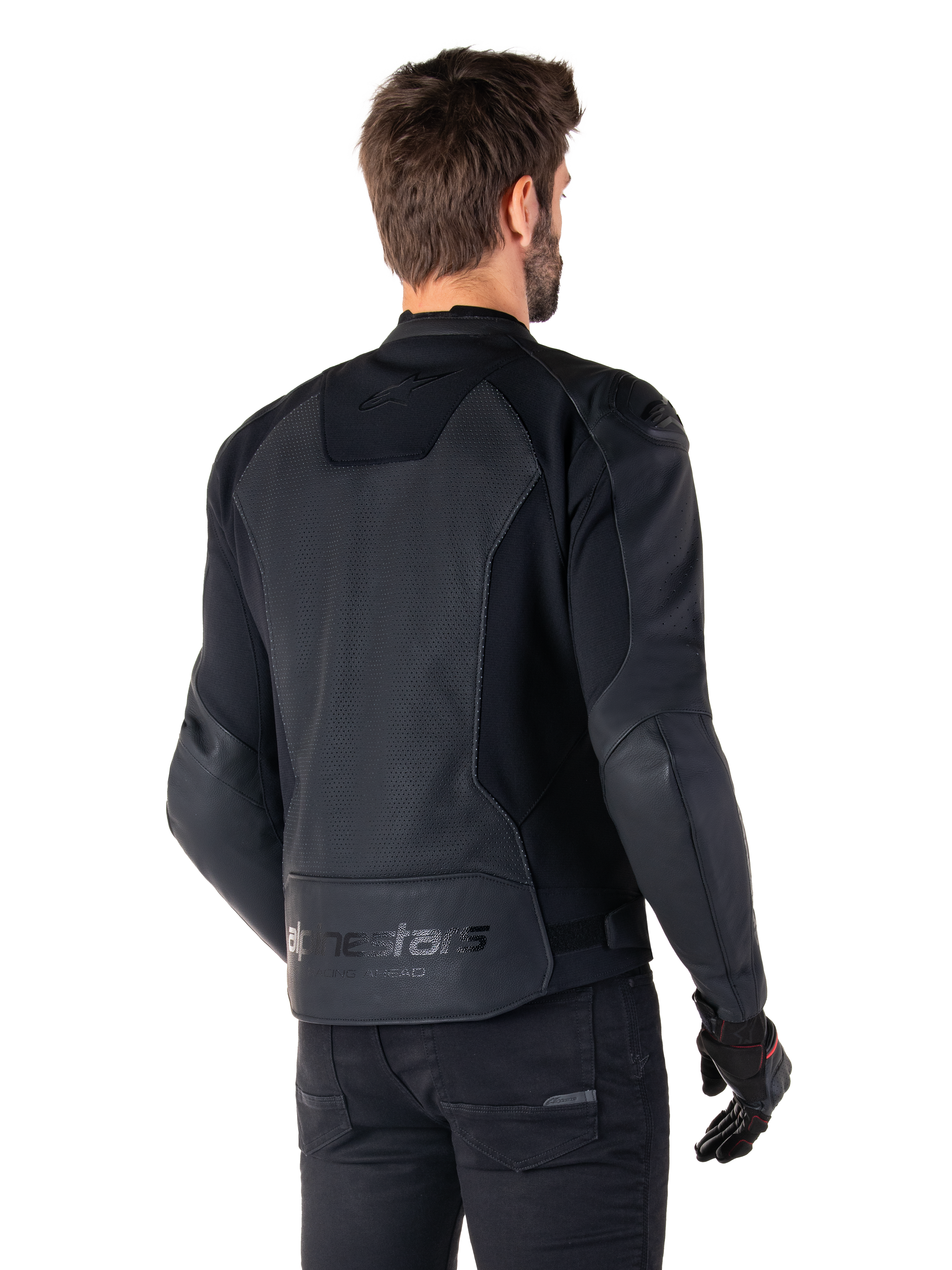 Alpinestars Faster V3 Airflow Leren Jas, zwart, achteraanzicht van een man die een sportief leren motorjack draagt, voorzien van geperforeerde rugpanelen, stretch-inzetstukken en Alpinestars-branding op de onderste zoom, gecombineerd met een zwarte broek en handschoenen