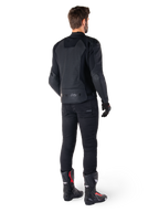 Alpinestars Faster V3 Airflow Leren Jas, zwart, achteraanzicht van een man die een sportieve leren jas draagt met geperforeerde rugpanelen en Alpinestars-branding, gecombineerd met een zwarte rijbroek en zwart-rode laarzen.