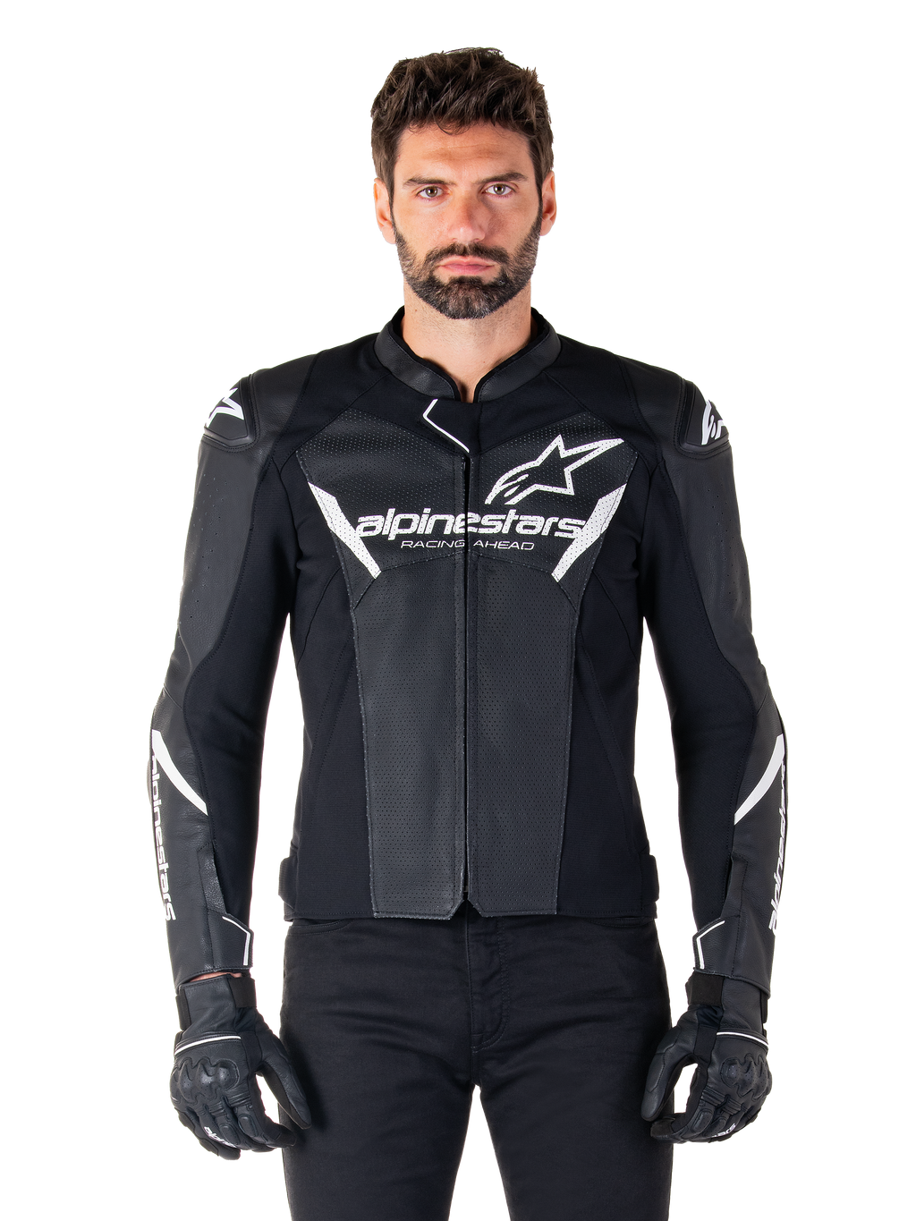 Alpinestars Faster V3 Airflow leren jas, zwart motorjack met witte accenten, geperforeerde leren panelen voor ventilatie, Alpinestars-logo op de borst, gedragen met zwarte handschoenen, sportieve leren constructie