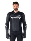 Alpinestars Faster V3 Airflow leren jas, zwart motorjack met witte accenten, geperforeerde leren panelen voor ventilatie, Alpinestars-logo op de borst, gedragen met zwarte handschoenen, sportieve leren constructie