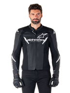 Alpinestars Faster V3 Airflow leren jas, zwart motorjack met witte accenten, geperforeerde leren panelen voor ventilatie, Alpinestars-logo op de borst, gedragen met zwarte handschoenen, sportieve leren constructie