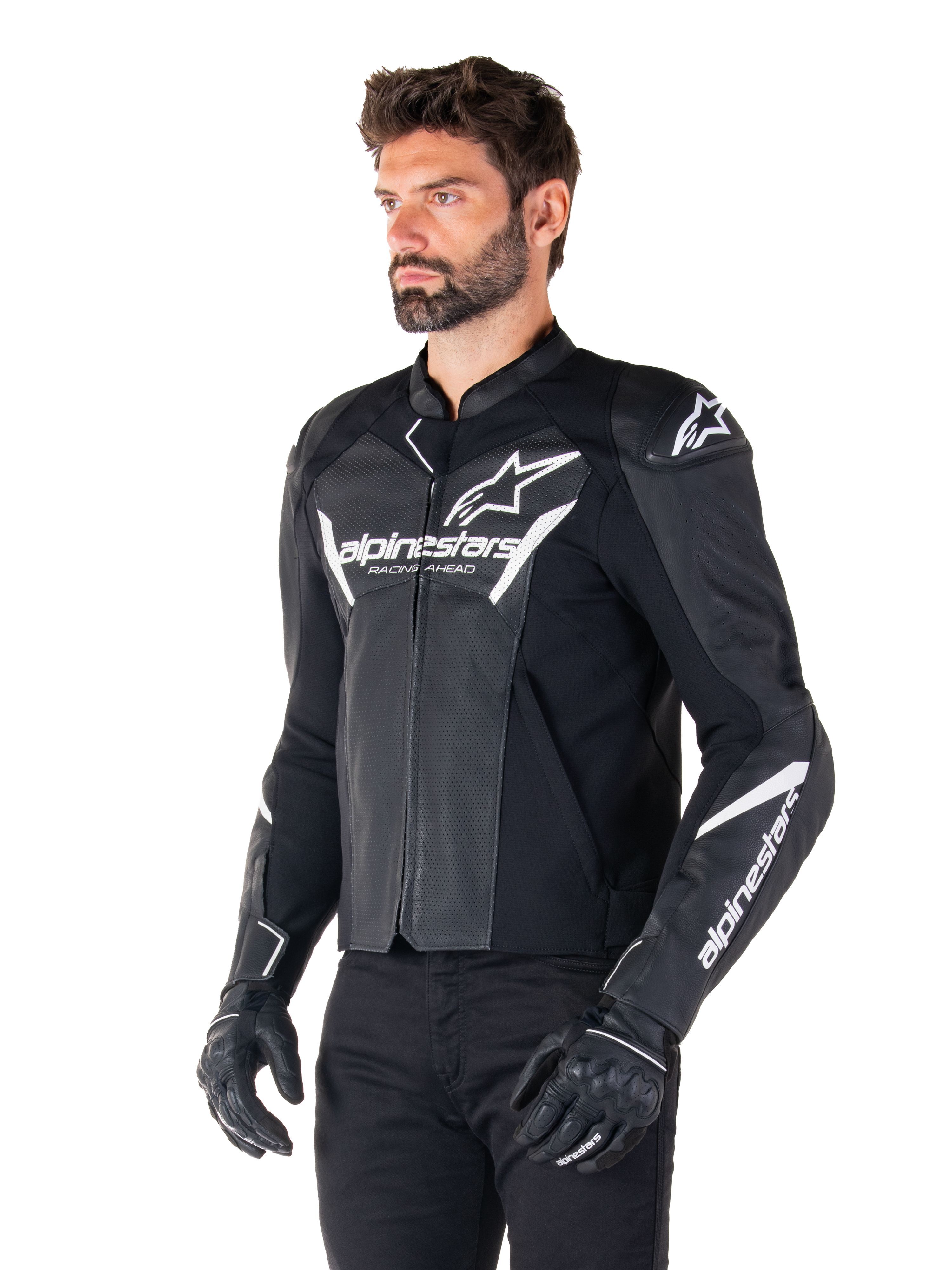 Alpinestars Faster V3 Airflow Leren Jas, zwart en wit, sportieve motorjas met geperforeerde leren panelen, witte Alpinestars-branding op de borst en mouwen, gedragen door een model met zwarte handschoenen en broek, strakke en beschermende rijuitrusting
