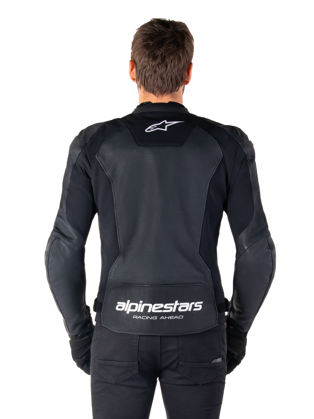 Alpinestars Faster V3 Airflow Leren Jas, zwart en wit, achteraanzicht van een rijder met het geperforeerde leren rugpaneel voor ventilatie, wit Alpinestars-logo op de bovenrug en 'RACING AHEAD' branding op de onderrug, sportieve motoruitrusting