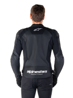 Alpinestars Faster V3 Airflow Leren Jas, zwart en wit, achteraanzicht van een rijder met het geperforeerde leren rugpaneel voor ventilatie, wit Alpinestars-logo op de bovenrug en 'RACING AHEAD' branding op de onderrug, sportieve motoruitrusting