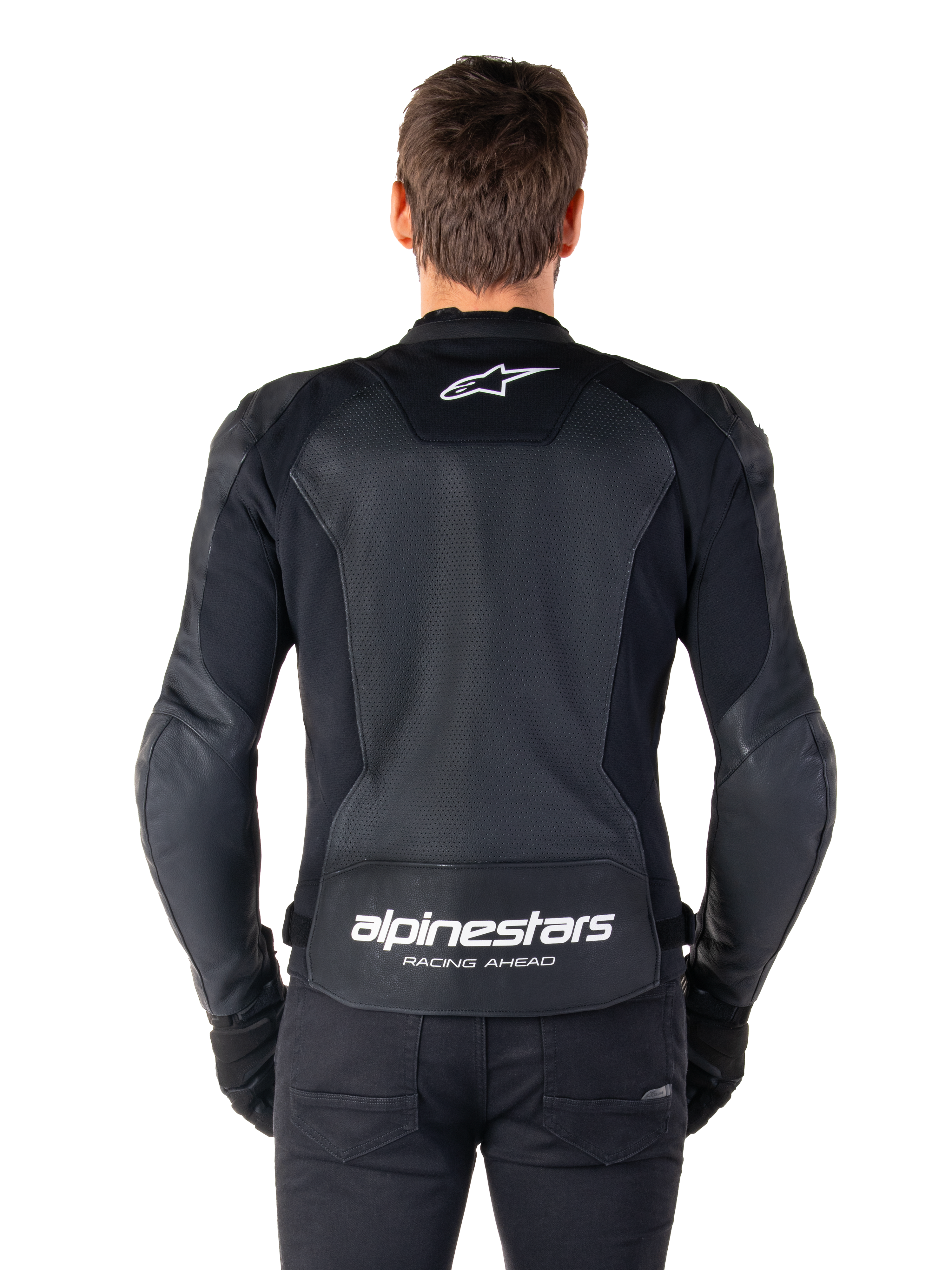 Alpinestars Faster V3 Airflow Leren Jas, zwart en wit, achteraanzicht van een rijder met het geperforeerde leren rugpaneel voor ventilatie, wit Alpinestars-logo op de bovenrug en 'RACING AHEAD' branding op de onderrug, sportieve motoruitrusting