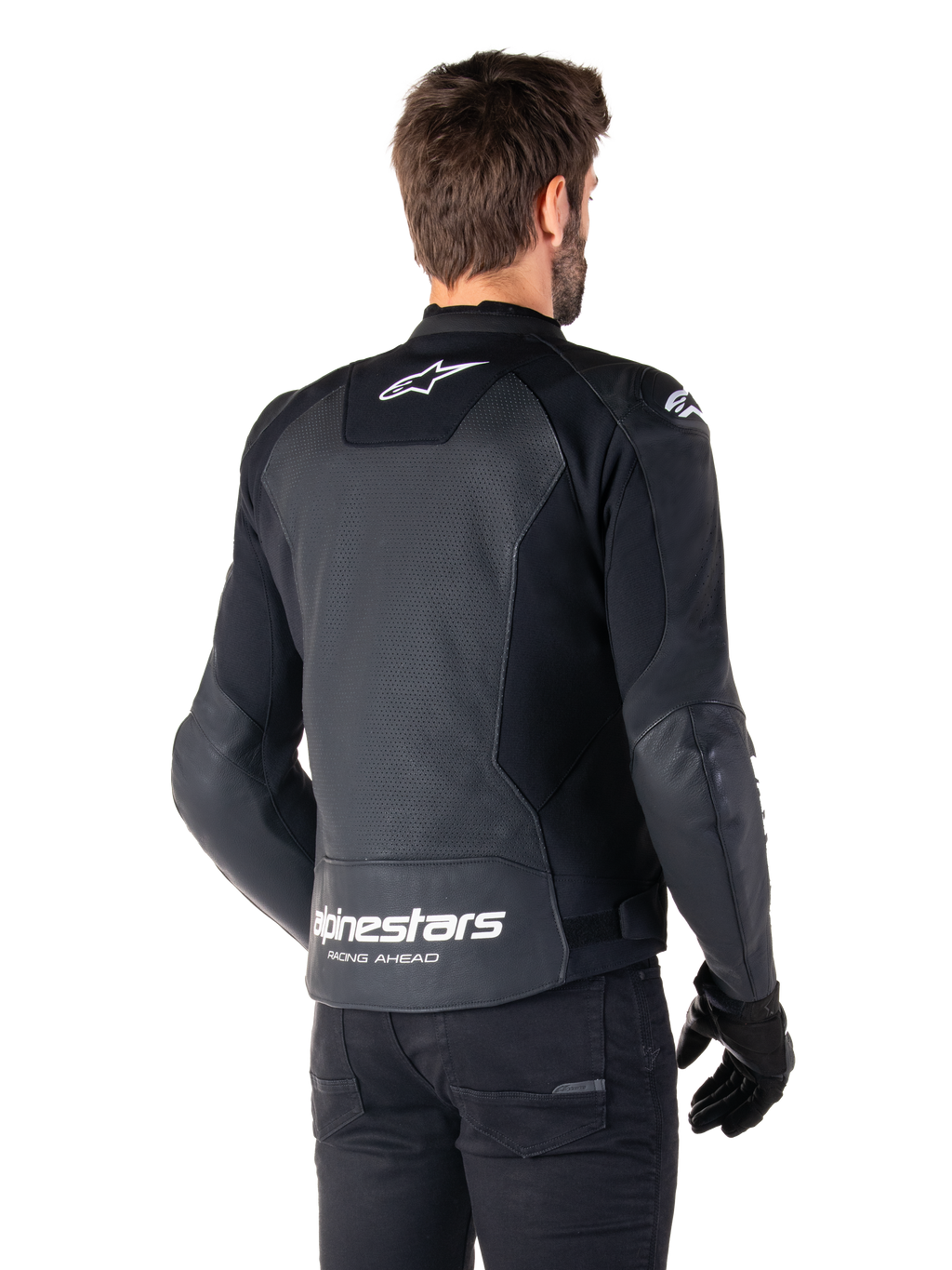 Alpinestars Faster V3 Airflow Leren Jas, zwart en wit, achteraanzicht op een model, geperforeerd lederen rugpaneel voor ventilatie, witte Astars-logo's op de bovenrug en onderrug met 'Racing Ahead'-tekst, sportief ontwerp met stretchpanelen voor motorrijden.
