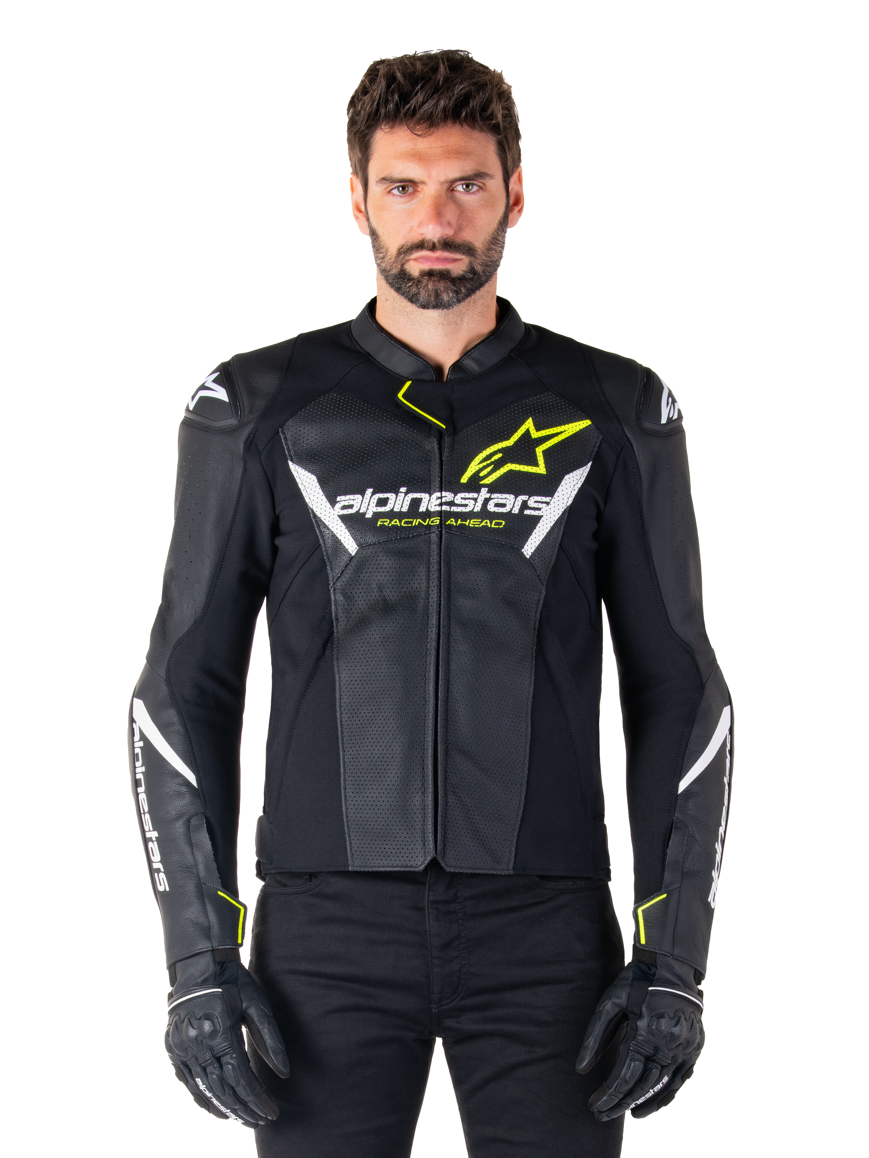 Alpinestars Faster V3 Airflow Leren Jas, zwart, wit en fluogeel, gedragen door een mannelijk model met bijpassende zwarte handschoenen, voorzien van geperforeerde leren panelen voor ventilatie en opvallende Alpinestars-branding op de borst, sportieve motorkleding
