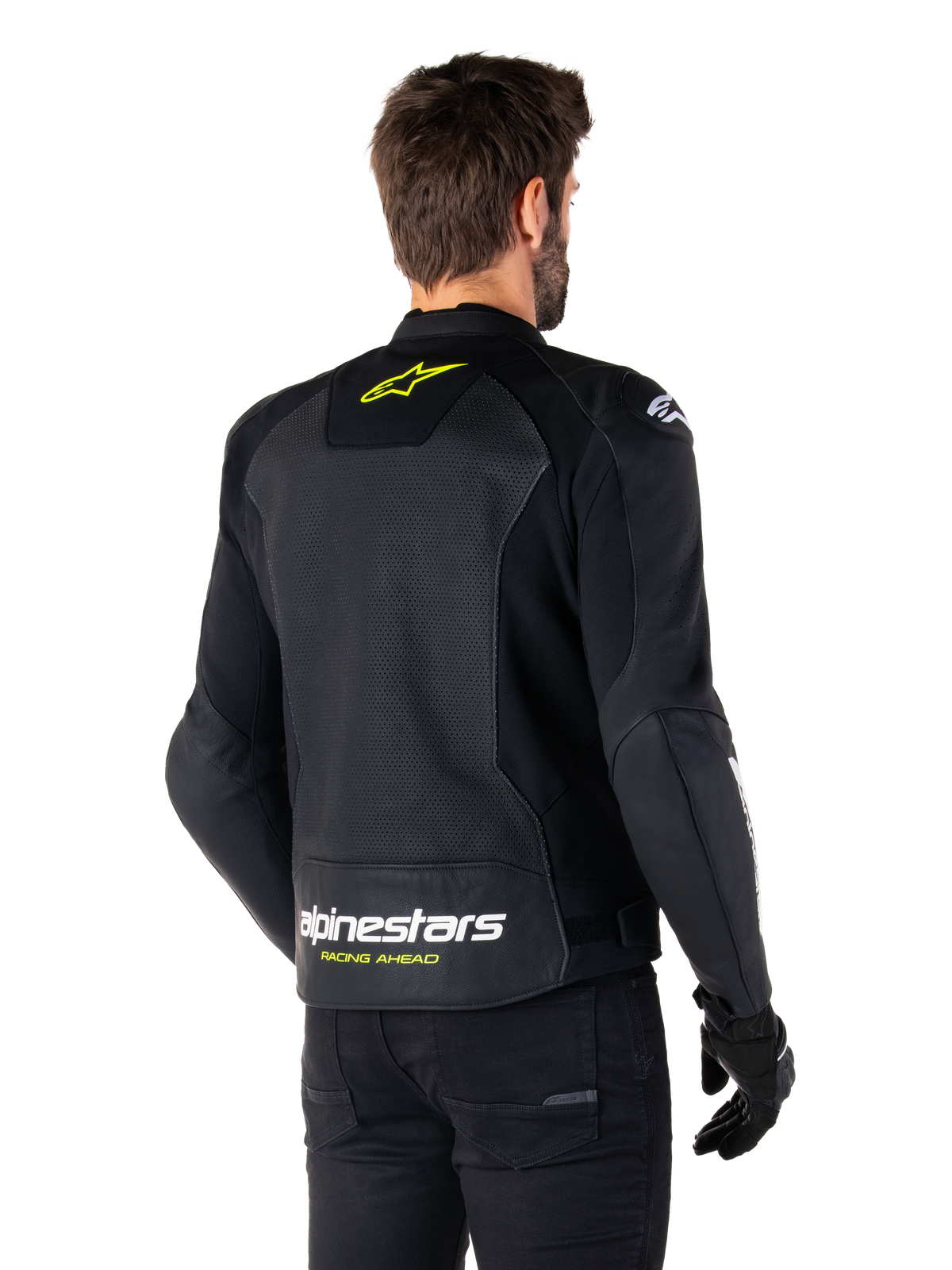 Alpinestars Faster V3 Airflow Leren Jas, zwart, wit en fluorgeel, achteraanzicht, voorzien van een groot geperforeerd leren rugpaneel voor ventilatie, geel sterlogo op de kraag en witte Alpinestars-branding met gele 'Racing Ahead'-tekst op de onderste zoom, sportieve motorrijuitrusting
