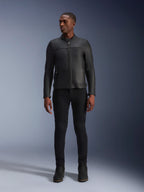 Mannelijk model draagt Alpinestars Blacktrack Leren Jas, zwart premium rundleer, modern minimalistisch bikerontwerp met een op maat gemaakte pasvorm, gecombineerd met een zwarte motorbroek en laarzen, urban contemporary stijl