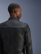 Alpinestars Blacktrack leren jas, zwart, premium rundleer motorjas van achteren gefotografeerd, voorzien van leren accordeonpanelen op de schouderbladen en een geperforeerde kraag, getailleerde pasvorm voor stedelijk rijden