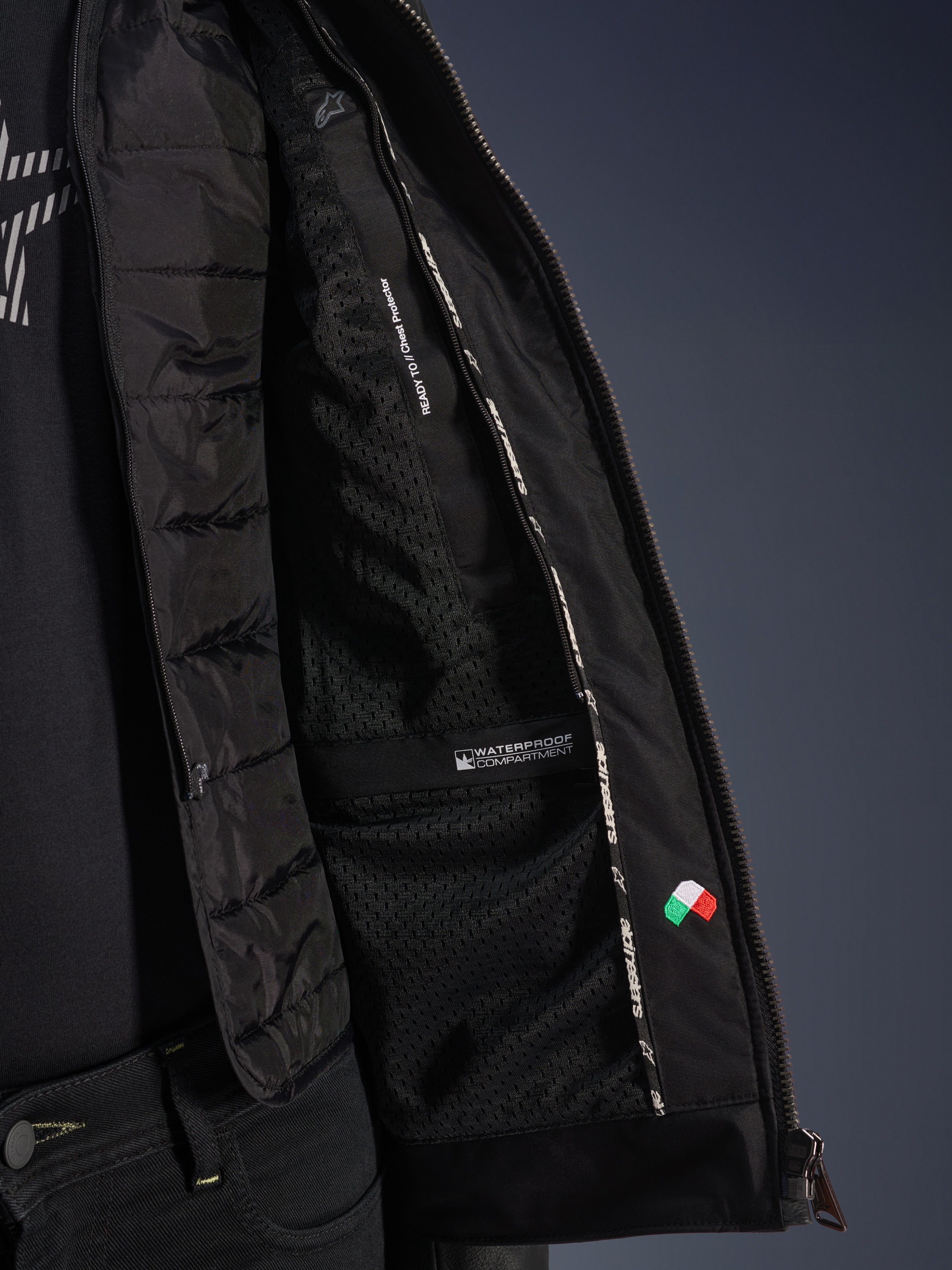 Binnenaanzicht van de Alpinestars Blacktrack leren jas in het zwart, voorzien van een afneembare gewatteerde thermische vest, intern waterdicht compartiment en mesh voering met voorbereiding voor een borstprotector.