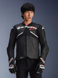 Alpinestars Atem V5 leren motorjas, motorracejas, zwart met witte en rode accenten, hoogwaardige leren constructie met bepantserde bescherming, gedragen met bijpassende racehandschoenen