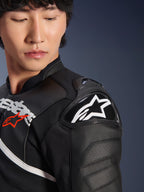 Alpinestars Atem V5 Leren Jas in Zwart Wit, close-up van de DFS RR-schouderprotector met wit sterlogo, geperforeerde lederen constructie, op racen geïnspireerde graphics op de borst