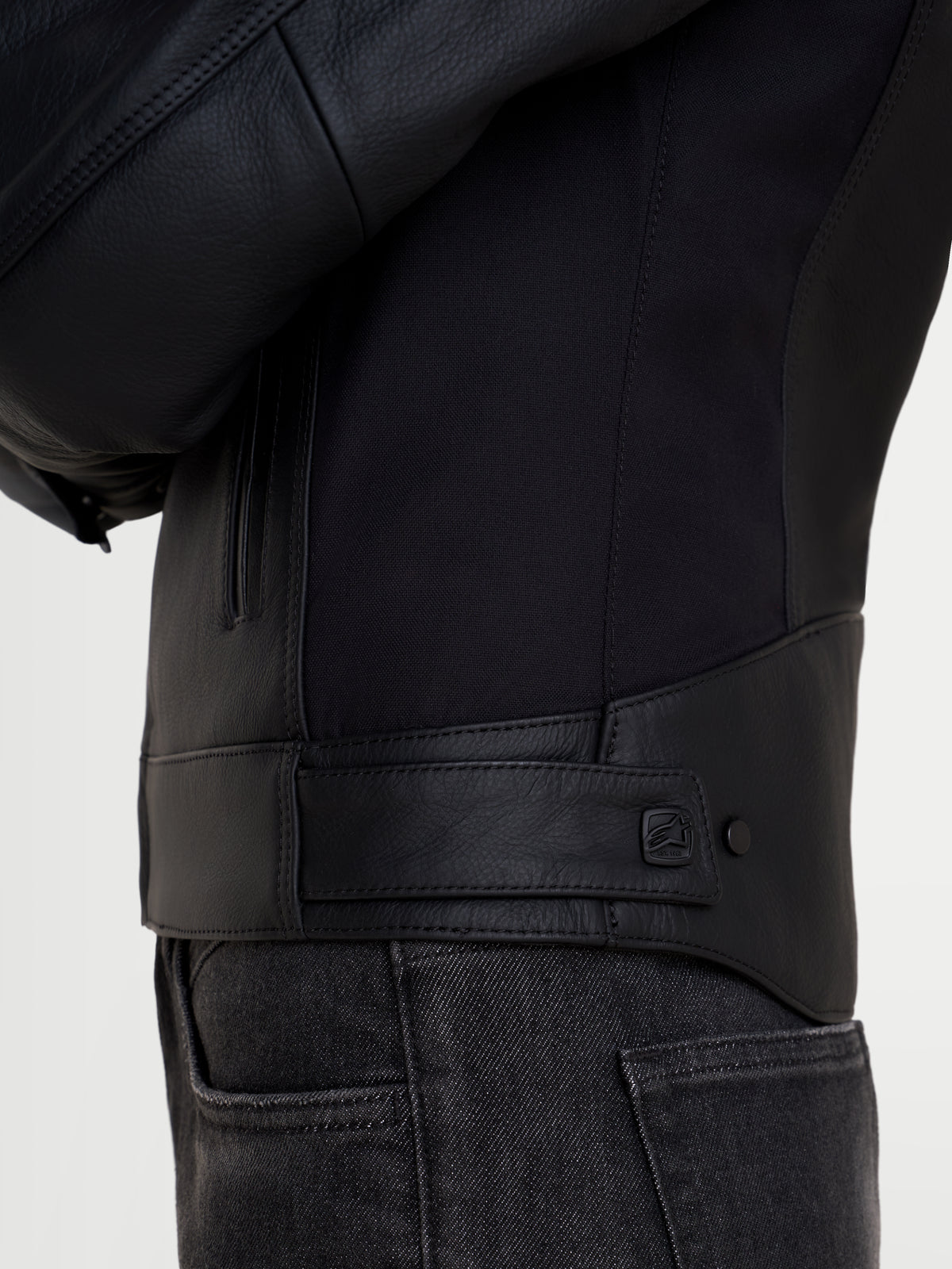 Alpinestars Stella Maver X leren jas, dames urban motorjas, zwart, detailopname van de zijkant met premium rundleer, stretchinzetstuk en verstelbare taillelip