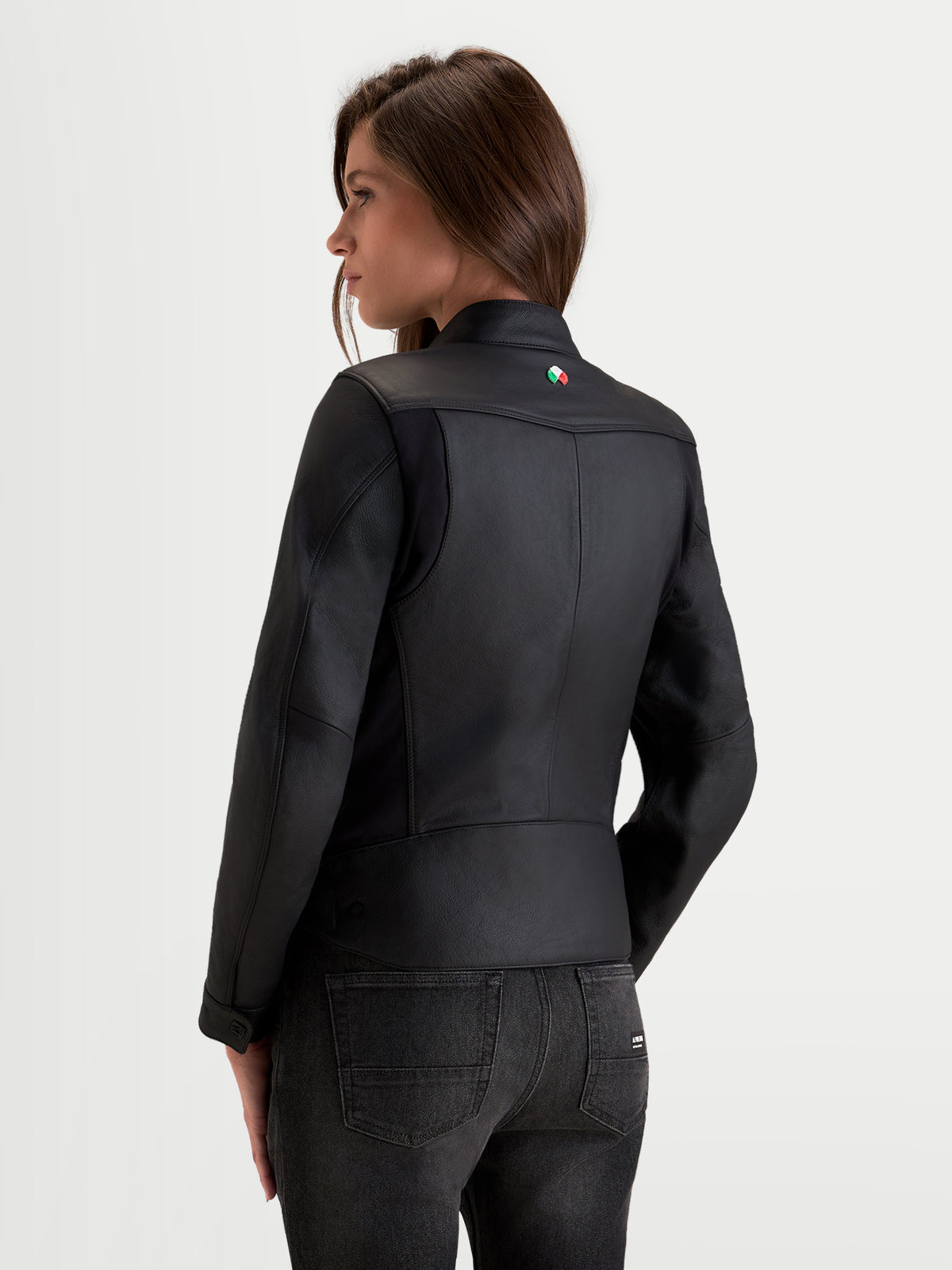 Alpinestars Stella Maver X leren jas, dames urban motorjas in zwart, achteraanzicht dat de premium lederen constructie en biker kraag toont gedragen door een model