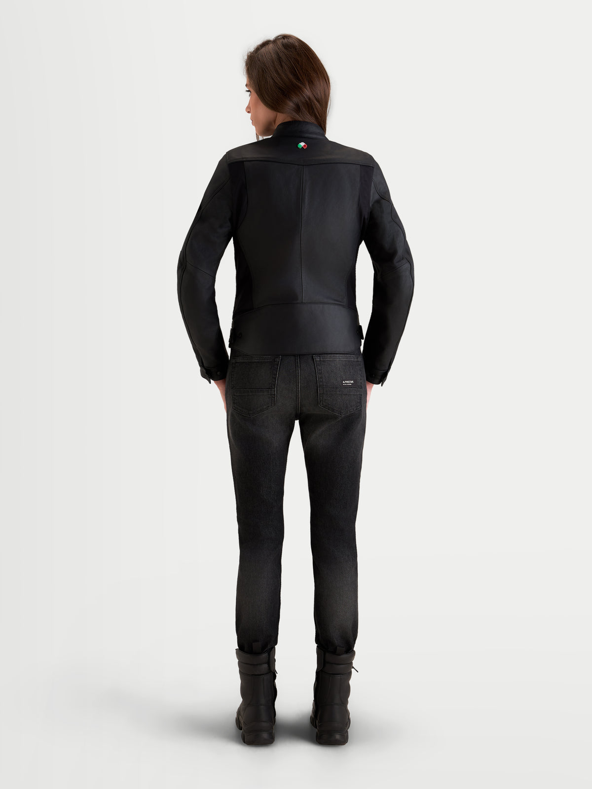 Alpinestars Stella Maver X leren jas, dames motorjas, zwart, achteraanzicht op model met hoogwaardige rundleerconstructie en getailleerde pasvorm