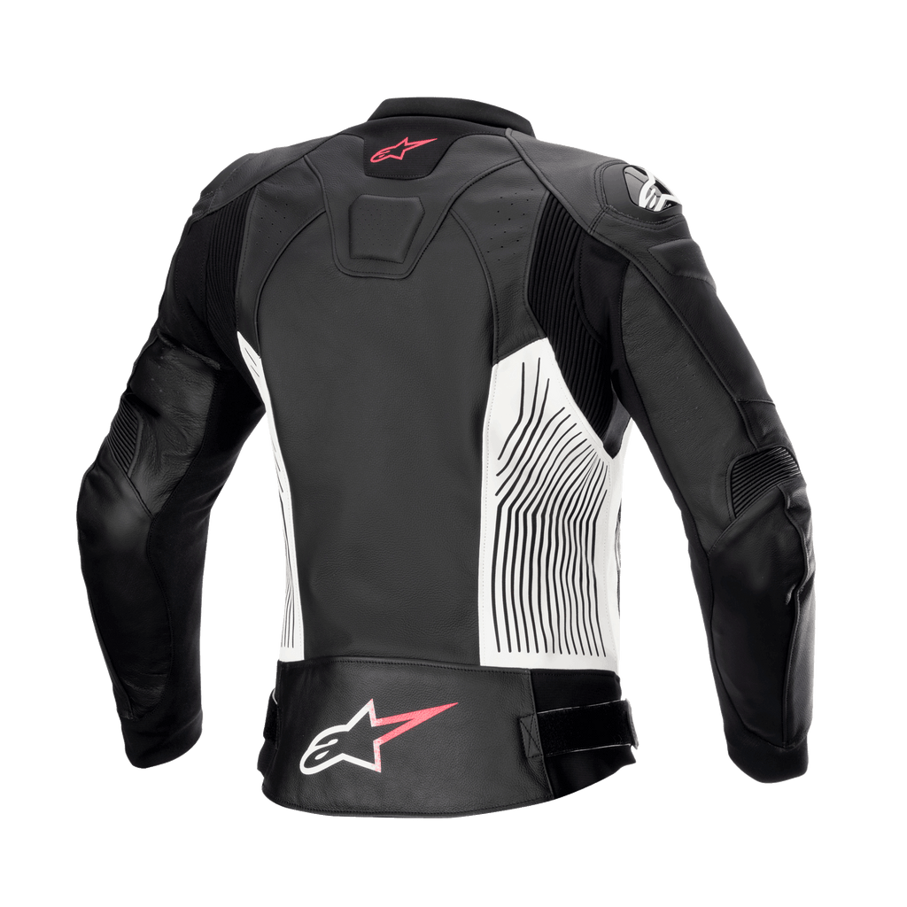 Alpinestars Stella GP Plus V4 leren damesjas, zwart, wit en Diva Pink, achteraanzicht, voorzien van witte zijpanelen met zwarte grafische lijnen, roze en witte Alpinestars-logo's op de boven- en onderrug, en leren accordeon stretchpanelen voor verbeterde mobiliteit.