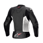 Alpinestars Stella GP Plus V4 leren damesjas, zwart, wit en Diva Pink, achteraanzicht, voorzien van witte zijpanelen met zwarte grafische lijnen, roze en witte Alpinestars-logo's op de boven- en onderrug, en leren accordeon stretchpanelen voor verbeterde mobiliteit.