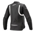 Alpinestars Stella Kira V2 leren damesjas, zwart en wit, achteraanzicht met accordeon stretchpanelen op de rug en ellebogen, verlengde achterzijde voor dekking tijdens het rijden, wit Alpinestars-logo op de bovenrug, hoogwaardige rundleer constructie