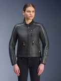Alpinestars Stella Dyno leren motorjas, dames motorjas, zwart en tar grijs, premium runderleren constructie met grijze streepdetails op de schouders en mouwen, voorzien van ritszakken aan de voorzijde en een geborduurd logo op de borst, stijlvolle urban motoruitrusting