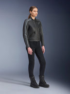Alpinestars Stella Dyno Leren Jas, motorjas voor dames, Black Tar Gray en donkergrijs, gedragen met zwarte motorbroek en laarzen, voorzien van grijze racestrepen op de mouwen en erfgoed leerontwerp