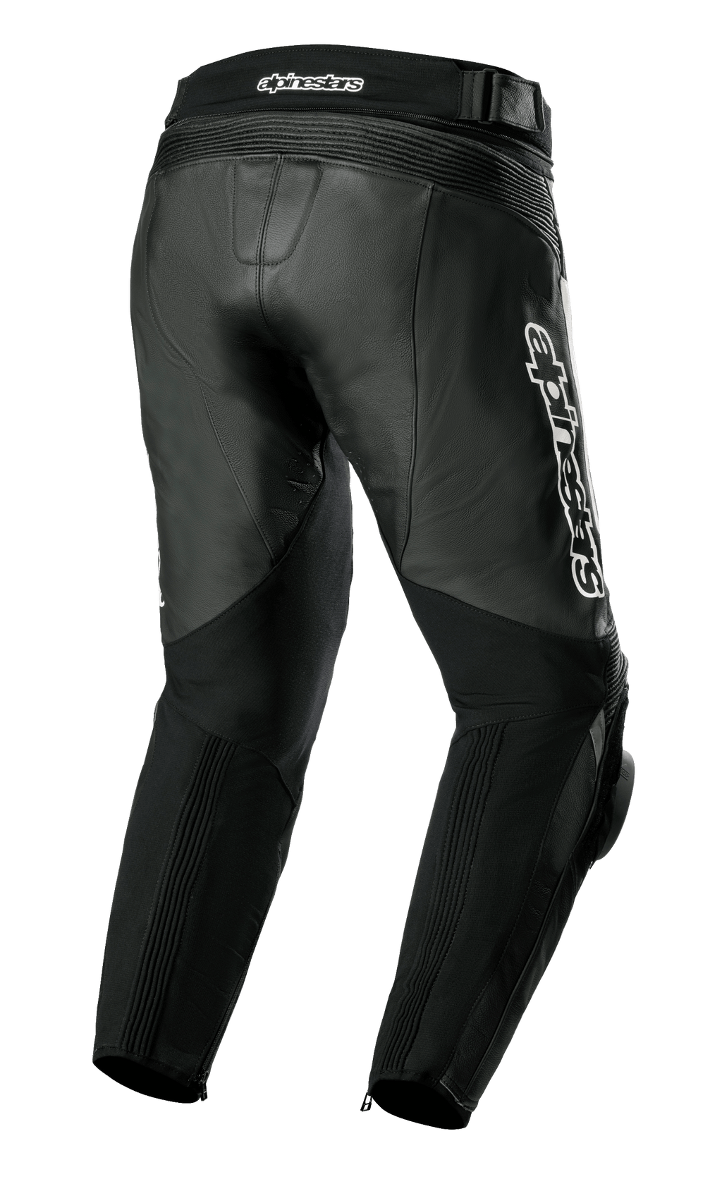 Alpinestars Missile V3 leren broek, motorbroek, zwart, driekwart achteraanzicht met premium leren constructie, accordeon stretchpanelen boven de knieën en taille, verhoogde taille aan de achterzijde en opvallende witte Alpinestars-branding op de zijkant.