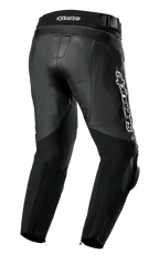 Alpinestars Missile V3 leren broek, motorbroek, zwart, driekwart achteraanzicht met premium leren constructie, accordeon stretchpanelen boven de knieën en taille, verhoogde taille aan de achterzijde en opvallende witte Alpinestars-branding op de zijkant.