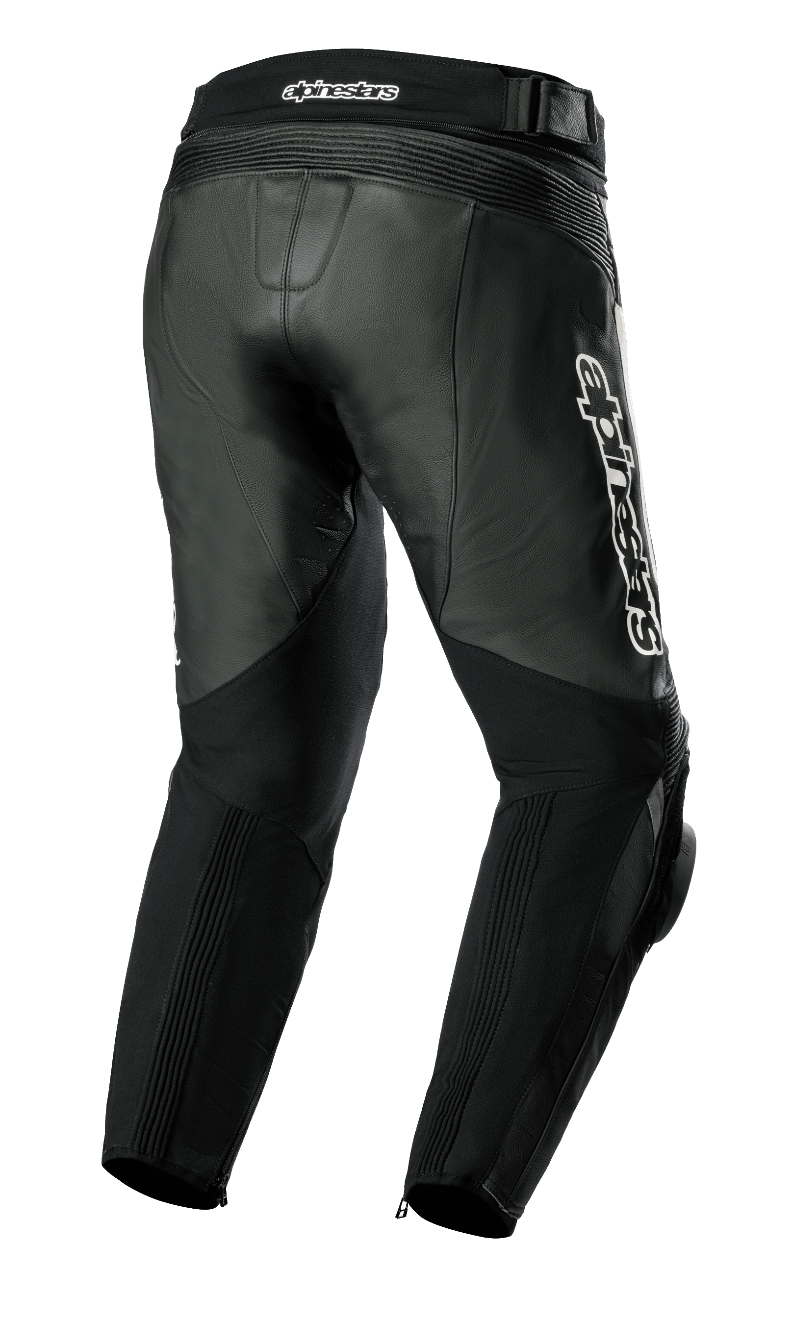 Alpinestars Missile V3 leren broek, motorbroek, zwart, driekwart achteraanzicht met premium leren constructie, accordeon stretchpanelen boven de knieën en taille, verhoogde taille aan de achterzijde en opvallende witte Alpinestars-branding op de zijkant.