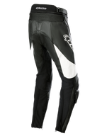 Alpinestars Stella Missile V3 leren broek, motorracebroek voor dames, zwart met witte accenten, driekwart achteraanzicht met accordeon-stretchpanelen op de onderrug, Alpinestars-logo op de dij en geïntegreerde kneesliders voor sportief rijden.