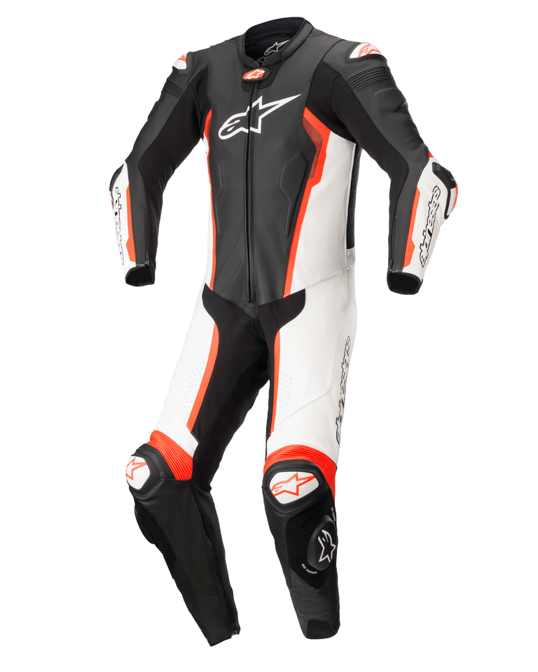 Alpinestars Missile V2 1-delig lederen pak, racelederen pak, zwart wit en fluo rood, met een voorgevormd ergonomisch ontwerp met witte en zwarte panelen, opvallende fluo rode accenten, Alpinestars-branding op de borst en kniesliders, ontworpen voor hoogwaardige raceprestaties.