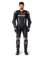 Alpinestars GP-R7 eendelig leren pak voor heren, motorrace-uitrusting in zwart en rood fluo, premium leer, CE-gecertificeerd.