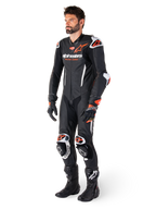 Alpinestars GP-R7 eendelig leren pak, zwart en rood fluo motorrace-uitrusting voor heren met geperforeerde constructie