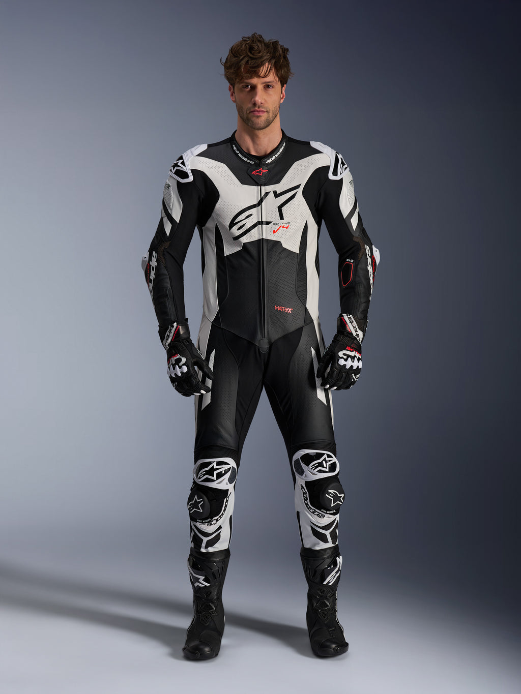 Alpinestars GP Plus V4 Sprint eendelig leren pak voor heren, zwart, wit en fluorood, gedragen door model.