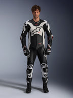 Alpinestars GP Plus V4 Sprint eendelig leren pak voor heren, zwart, wit en fluorood, gedragen door model.
