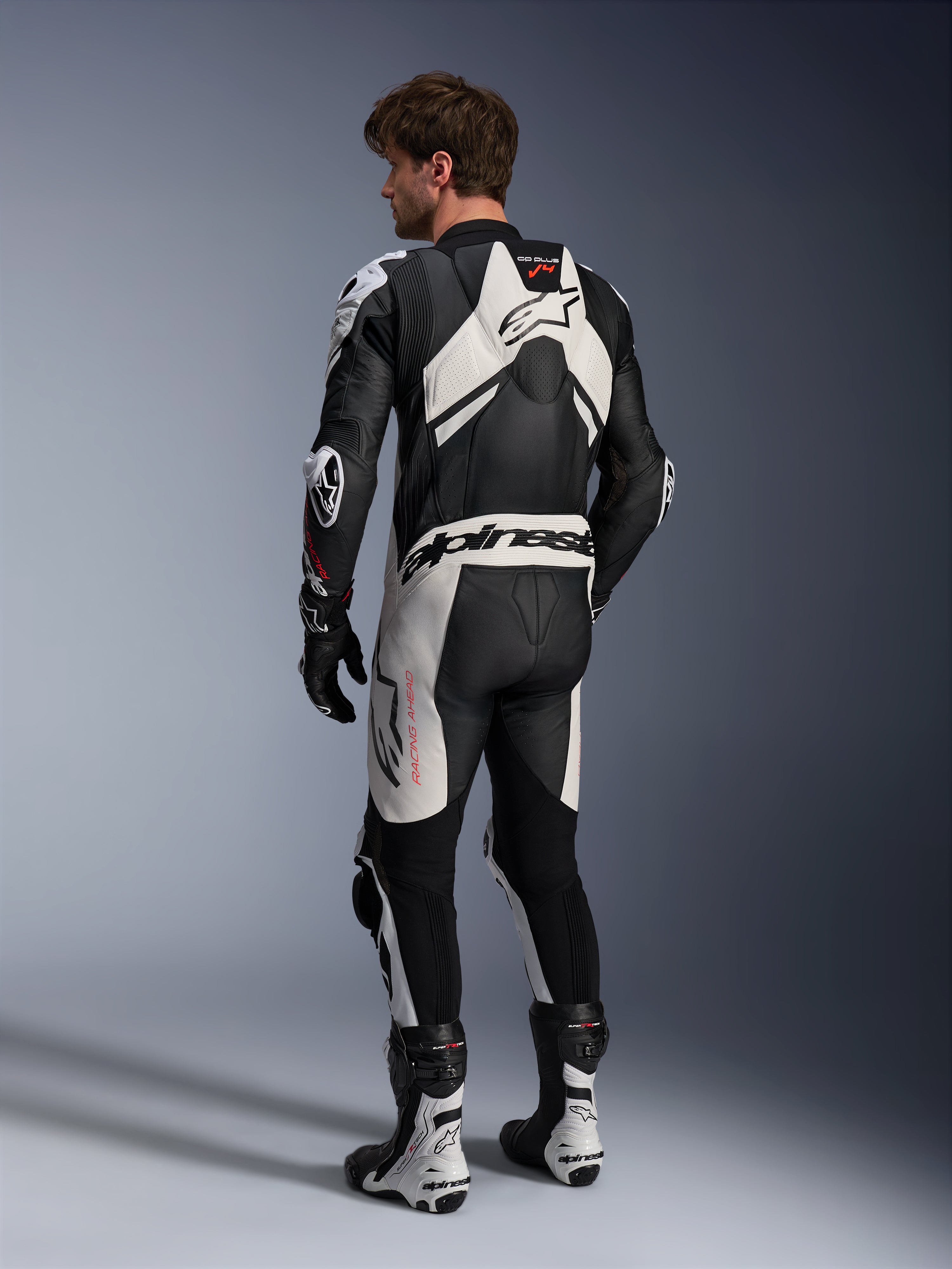 Alpinestars Gp Plus V4 Sprint eendelig leren pak, zwart en wit, achteraanzicht met racing aero bult, heren motoruitrusting.