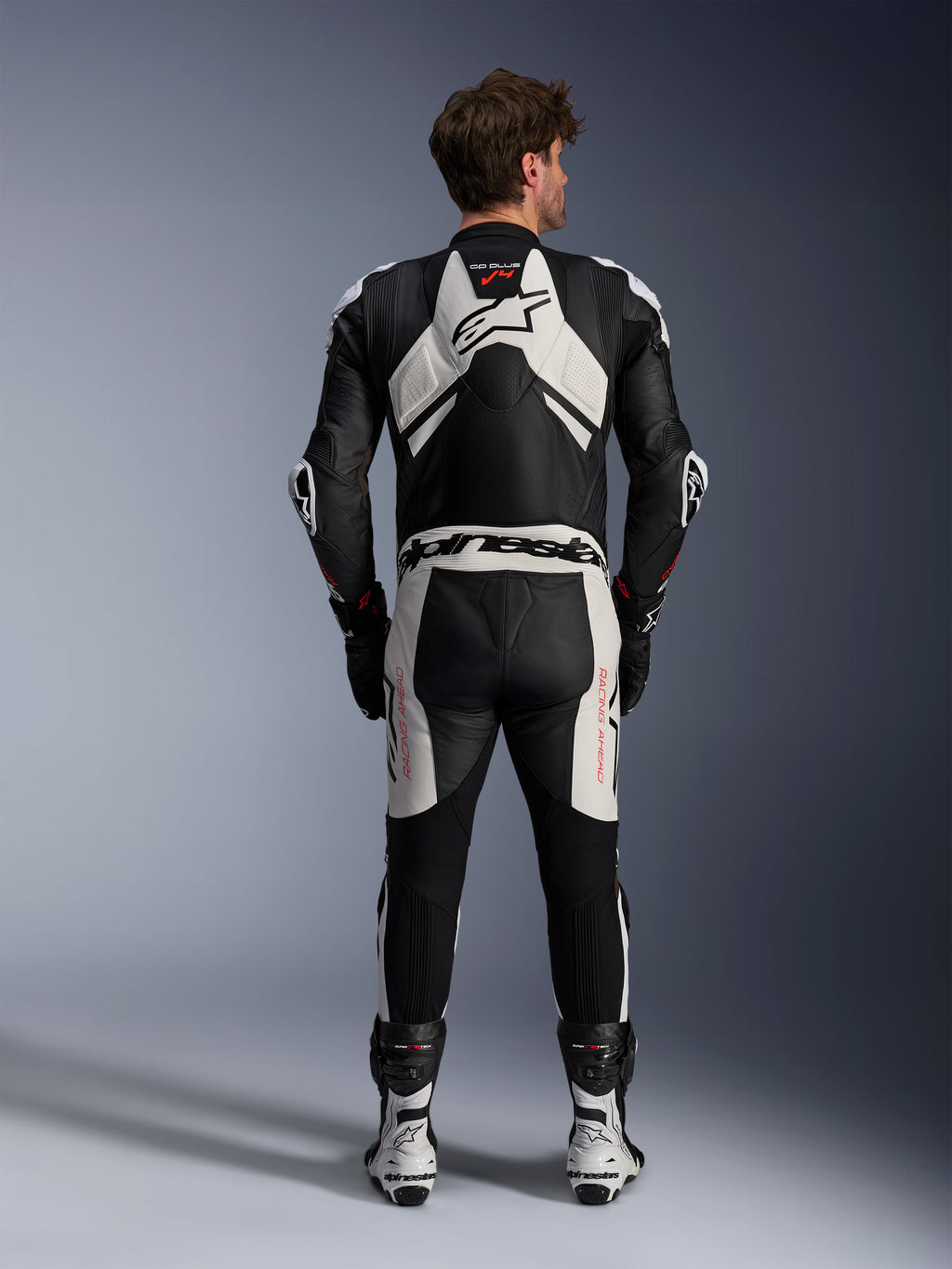 Alpinestars GP Plus V4 Sprint eendelig leren pak, heren-motorracepak in zwart, wit en rood met aerodynamische bult.
