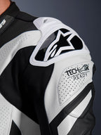 Alpinestars GP Plus V4 Sprint leren pak schouderbescherming, zwart en wit geperforeerd leer met Tech-Air Ready-logo.