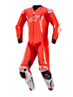 Alpinestars GP Tech V5 eendelig leren motorpak, fluo rood, helderrood en wit, vooraanzicht, professioneel racepak met geperforeerd leer, witte aerodynamische accenten en geïntegreerde kneesliders
