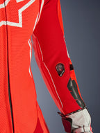 Alpinestars GP Tech V5 eendelig leren pak, fluo rood en helderrood, close-up van de mouw met Tech-Air indicator en beschermende sliders, geperforeerd leer met witte accenten, detail van professionele race-uitrusting