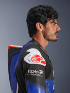 Alpinestars Yamaha GP-R7 eendelig leren pak, metallic blauw en zwart met witte en rode accenten, zijprofiel met nadruk op de aerodynamische speedhump en witte schouderprotectie met rood Alpinestars-logo, Tech-Air Ready-branding op de mouw, hoogwaardig geperforeerd raceleer.