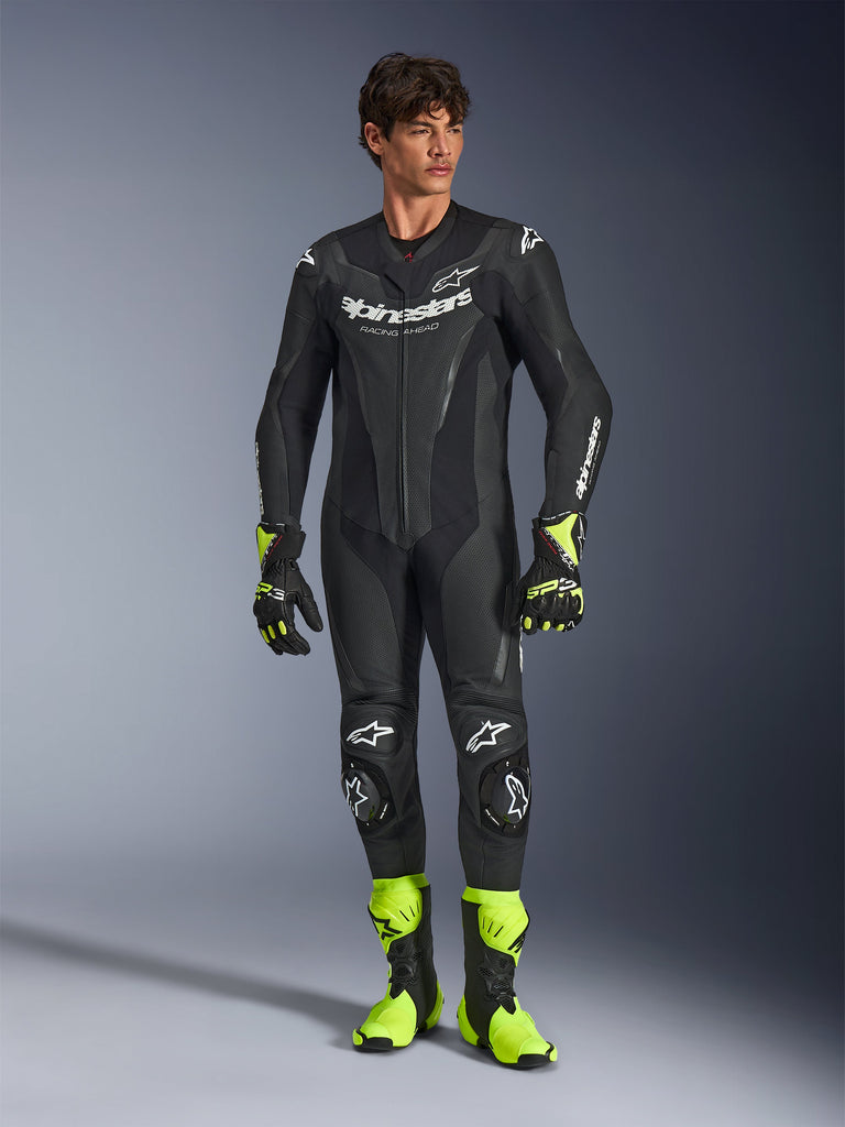 Alpinestars GP Force V2 lederen racepak, eendelig motorracingpak, zwart met witte logo's, felgele handschoenen en laarzen, CE-bescherming op knieën en ellebogen, premium lederen constructie met versterkte zones
