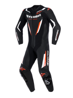 Alpinestars GP Force V2 eendelig lederen pak, motorracepak, zwart wit en rood fluo, met geperforeerde lederen panelen, witte en fluorescerende rode accenten, Alpinestars-logo op borst en mouwen, professioneel circuitklaar ontwerp